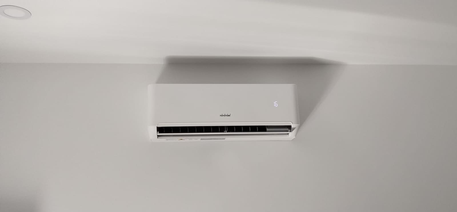 Unidade interior de ar condicionado num quarto