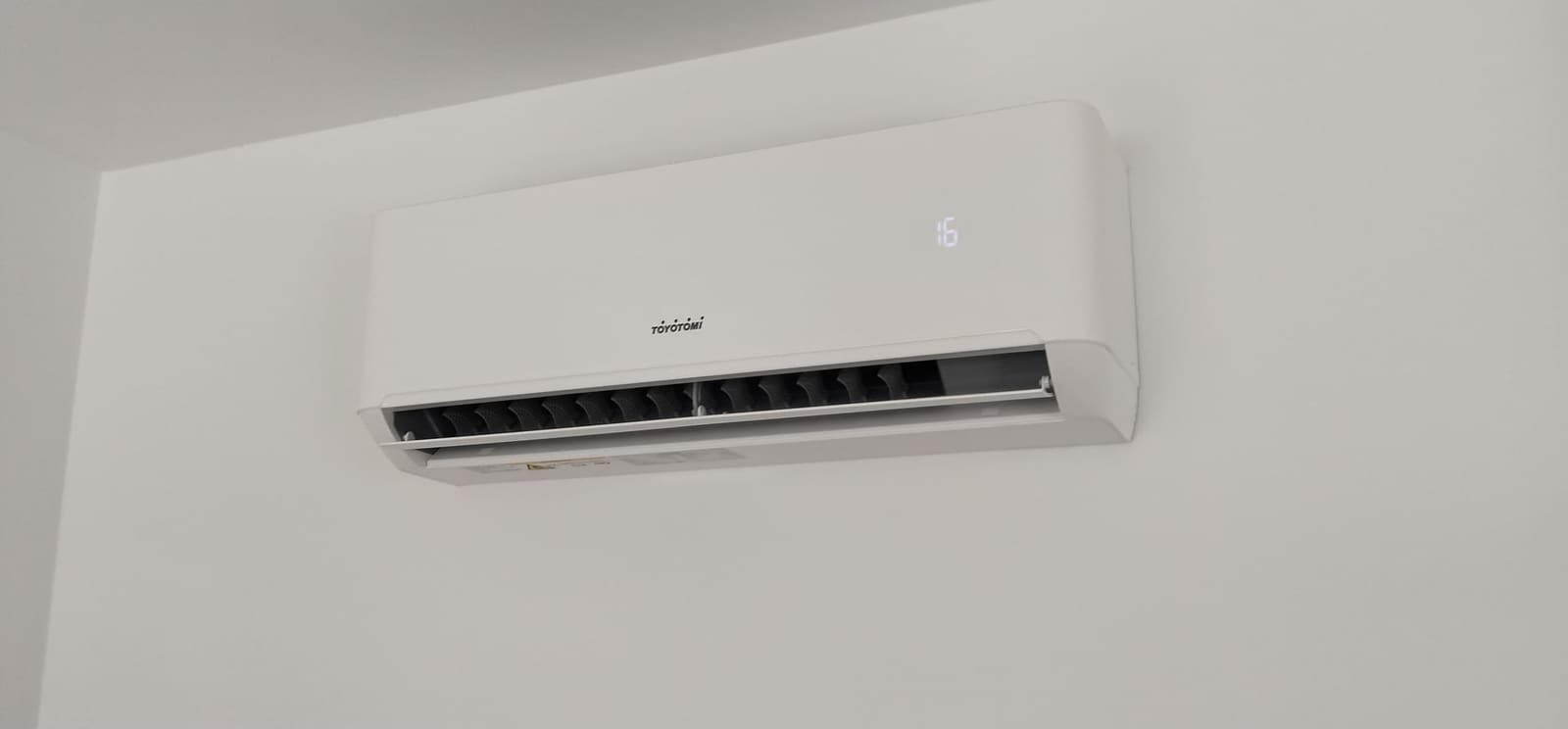 Unidade interior Toyotomi instalada numa divisão