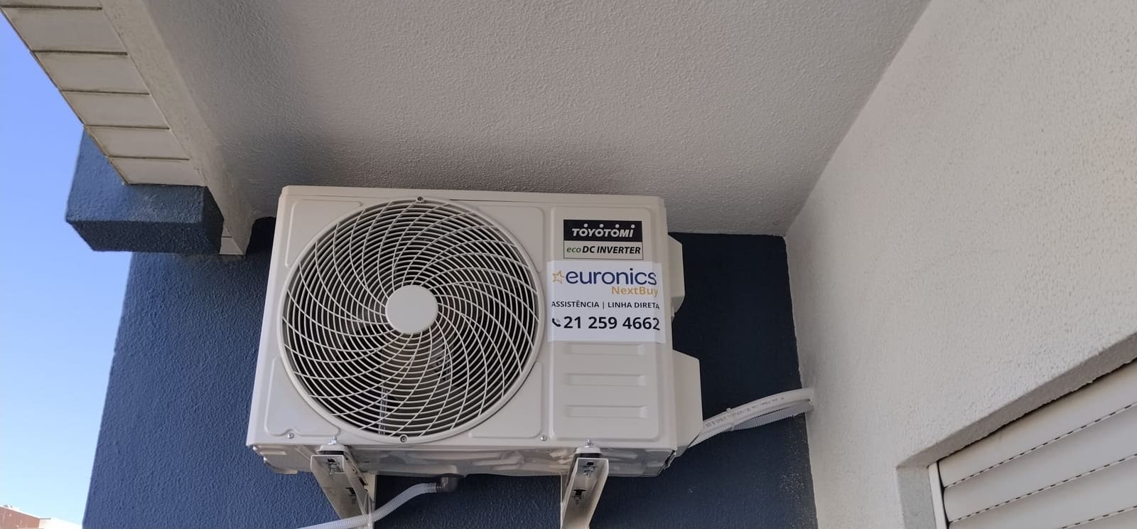 Unidade interior de ar condicionado numa sala