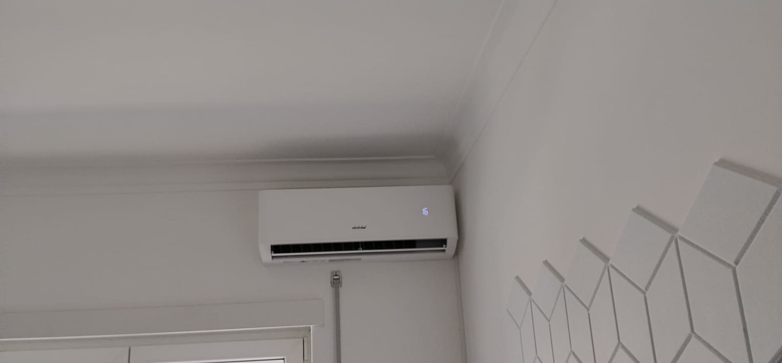 Unidade interior de ar condicionado em sala moderna