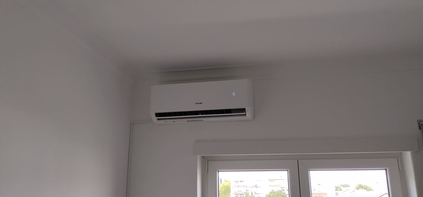 Unidade interior Toyotomi instalada junto ao teto