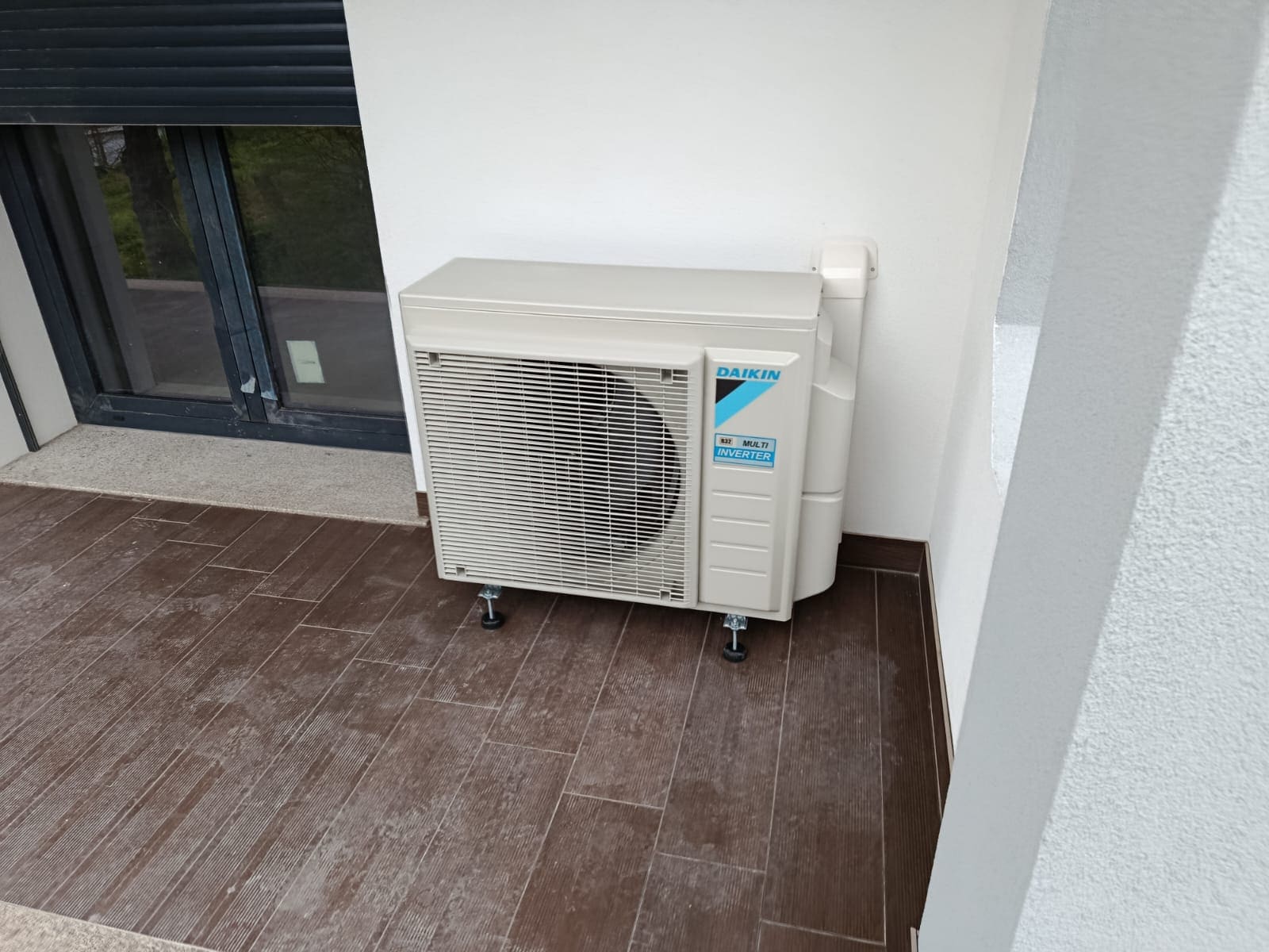 Unidade exterior de ar condicionado Daikin num terraço