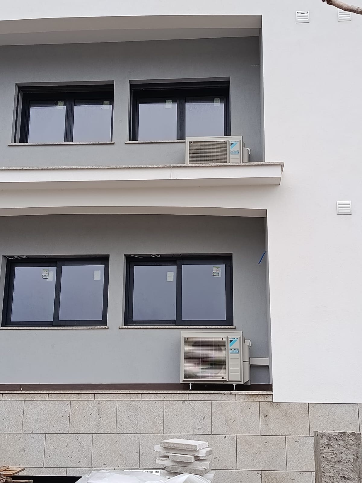 Unidade exterior de ar condicionado num terraço