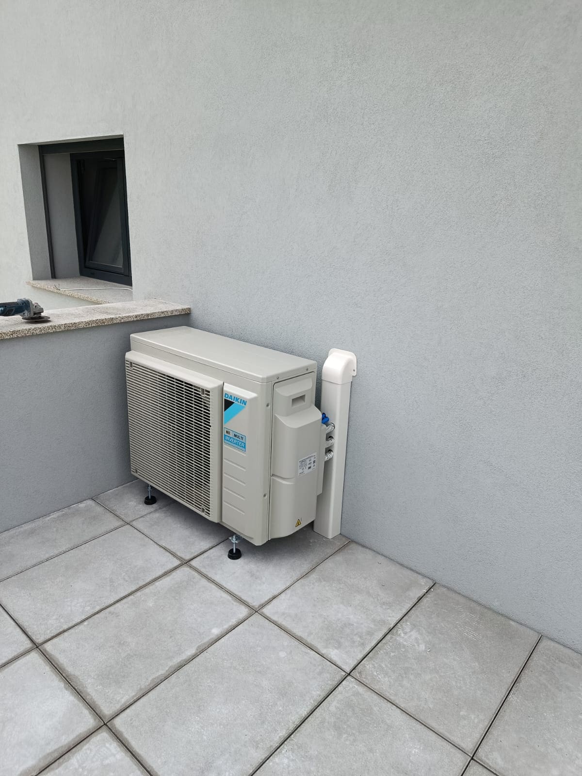 Unidade exterior de ar condicionado instalada em terraço