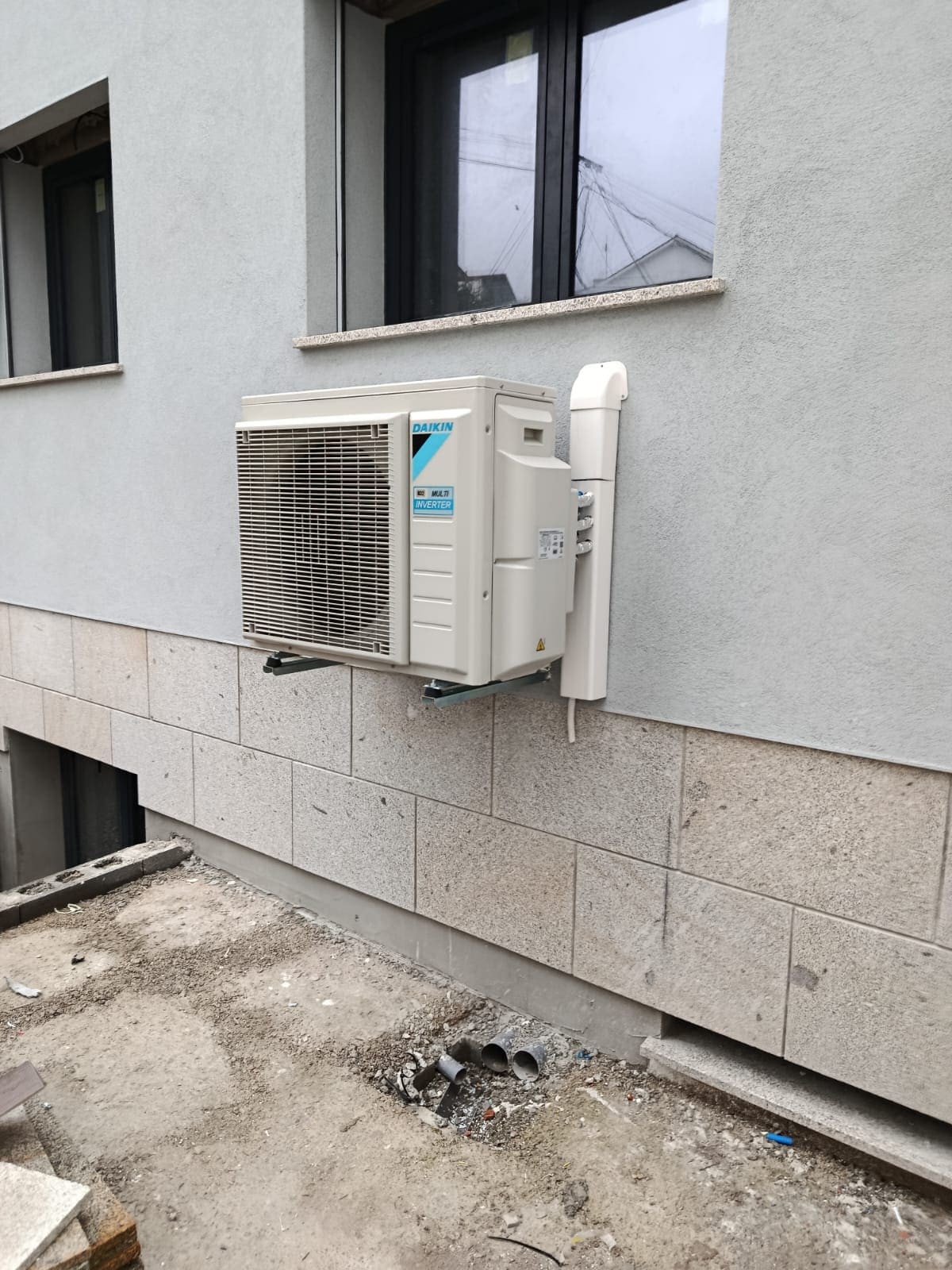 Unidade exterior de ar condicionado numa varanda