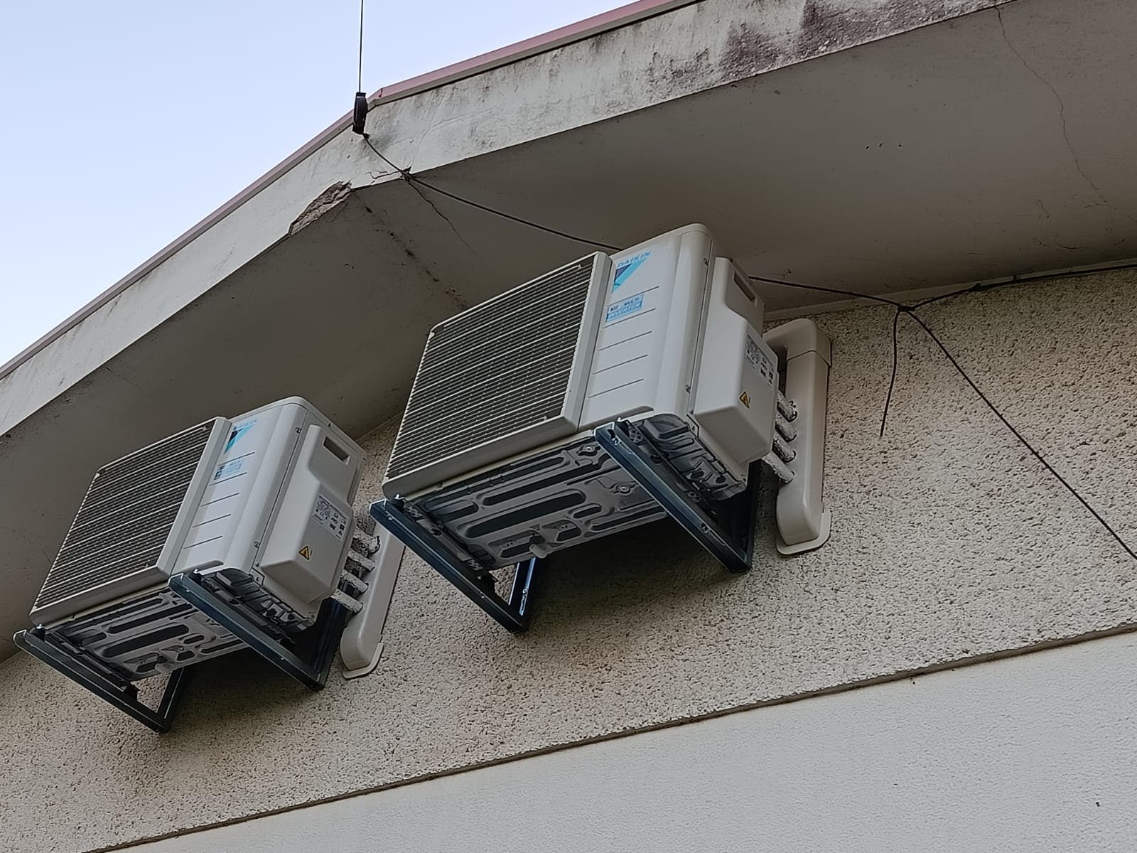 Duas unidades exteriores Daikin instaladas na fachada de um edifício